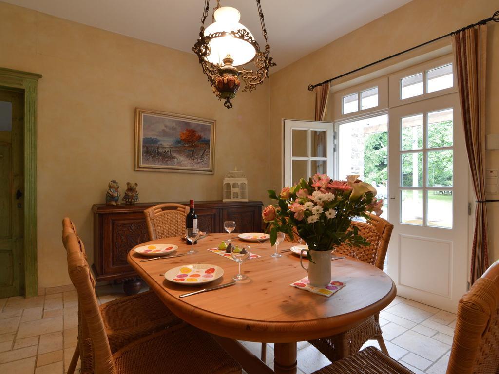 Furnished Bungalow in Monceau en Ardenne with Garden Barbecue Oizy Zimmer foto